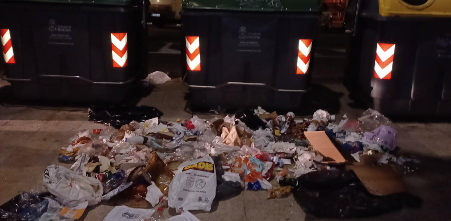 Denuncian el derrame de basura de los contenedores en calles y plazas del centro de Ribeira