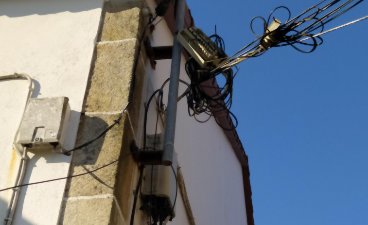 La constructora del muro en Bretal sabía que el poste de teléfono se caería, pero no podía esperar más tiempo para hacerlo