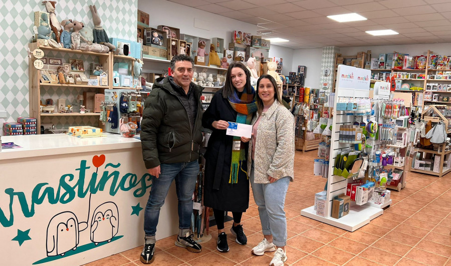 Lara Ouviña recibe la tarjeta con 250 euros de la campaña “Días Azuis” por una compra en Trastiños de Ribeira
