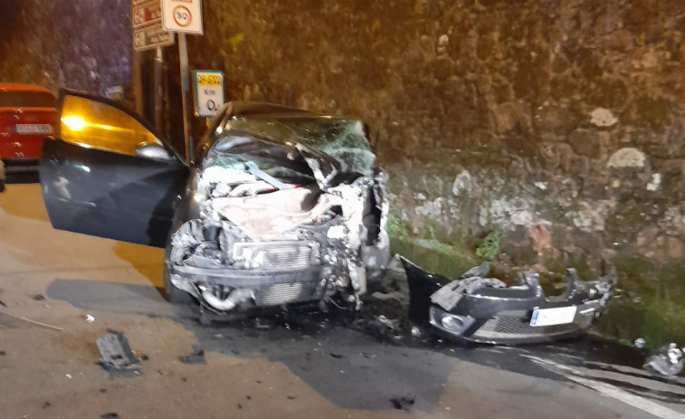 Heridos dos jóvenes en un accidente de tráfico al chocar contra una muralla en A Pobra