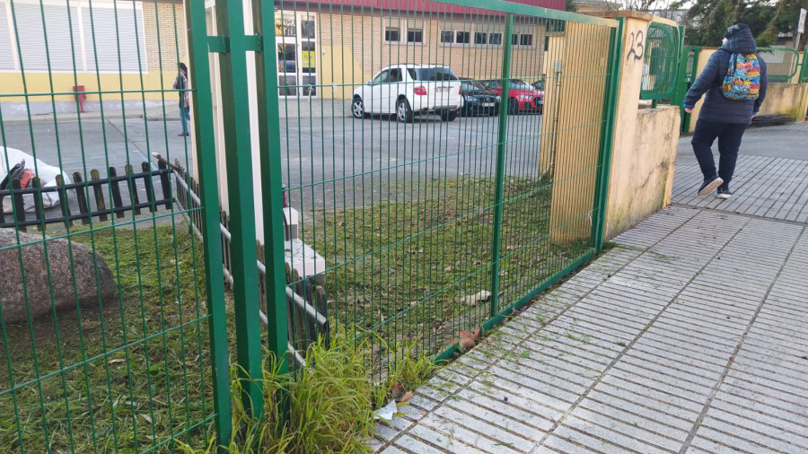 Fajardo censura que parte del patio del colegio Arealonga sea ahora un aparcamiento