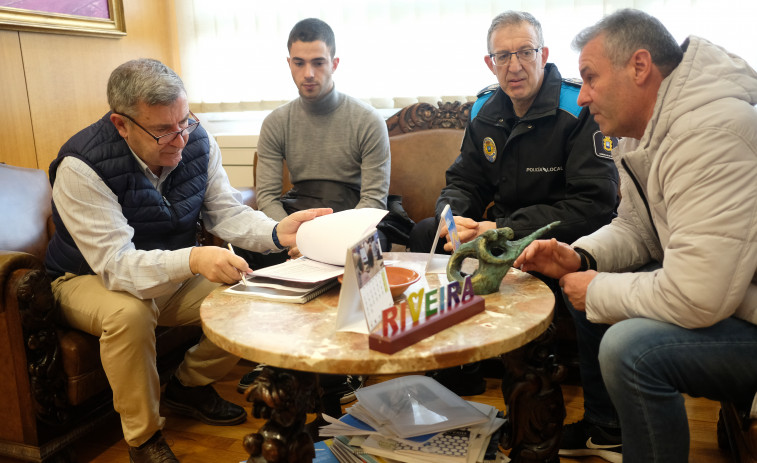 Tres agentes se incorporaron esta mañana a las plantillas de las policías locales de Boiro y Ribeira