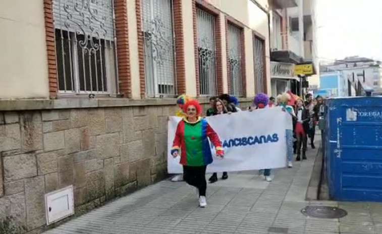 VÍDEO: Un gran desfile del colegio San Francisco adelanta las ganas de Entroido en Vilagarcía