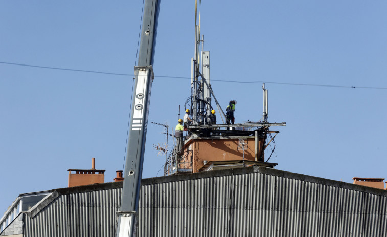 Realizan cambios en una de las principales antenas de telefonía de Cambados para adaptarla al 5G