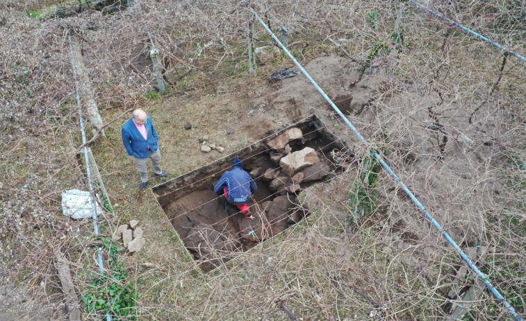 Hallan cuatro enterramientos medievales en la excavación de la finca de A Capela, en Catoira