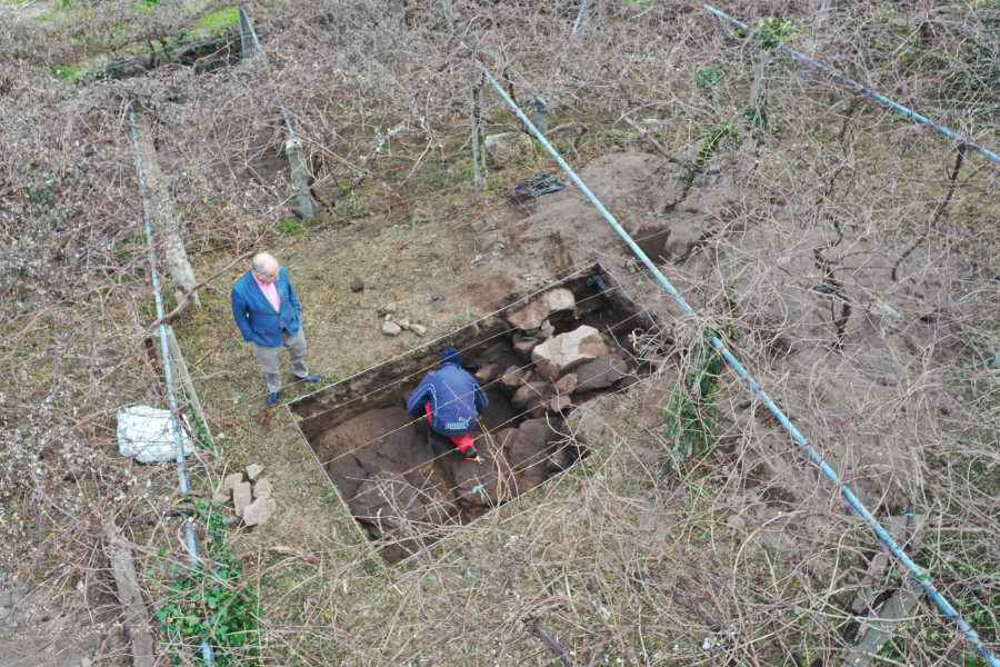 Hallan cuatro enterramientos medievales en la excavación de la finca de A Capela, en Catoira