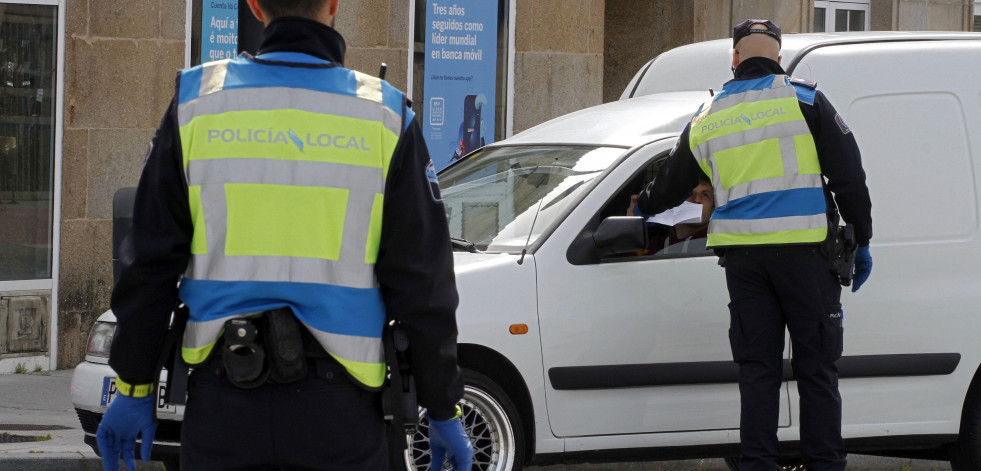 La Policía Local de Cambados rescata a una mujer del mar