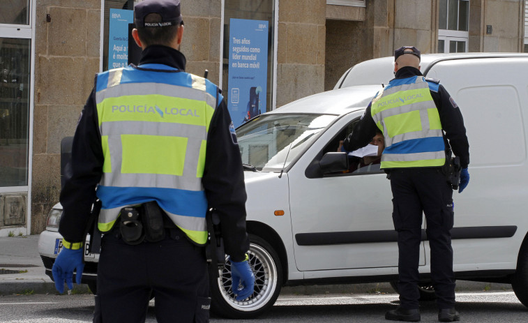 La Policía Local de Cambados rescata a una mujer del mar