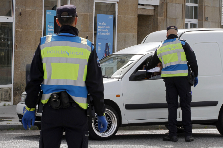 La Policía Local de Cambados rescata a una mujer del mar