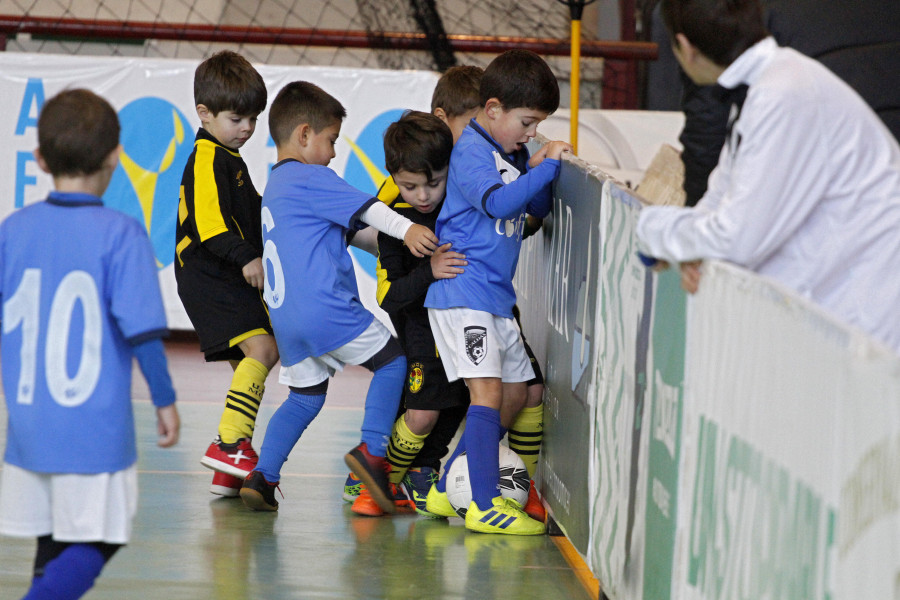 Ribadumia acoge el Torneo AF7 Indoor sobre césped sintético en el pabellón