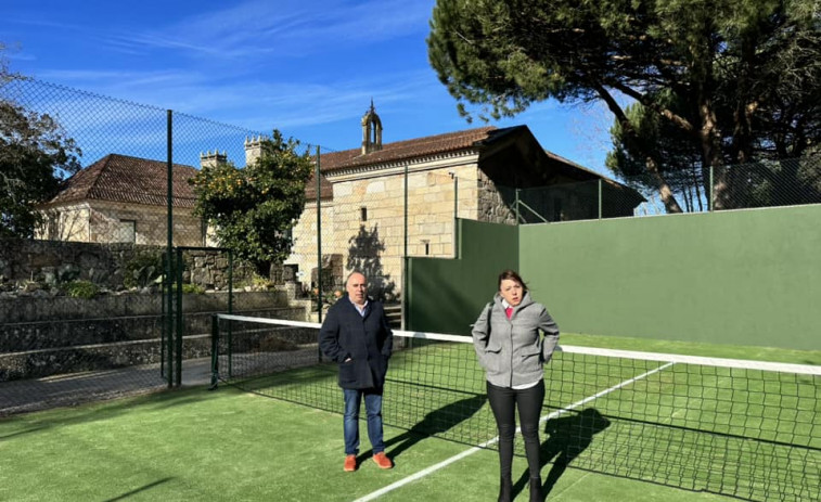 El Concello de Vilanova ejecuta la renovación de la pista de pádel del Pazo de Vista Real