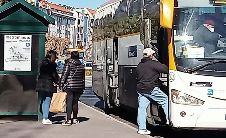 Recogen firmas en Ribeira para exigir un transporte público en condiciones en todo el municipio