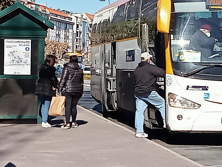 Recogen firmas en Ribeira para exigir un transporte público en condiciones en todo el municipio