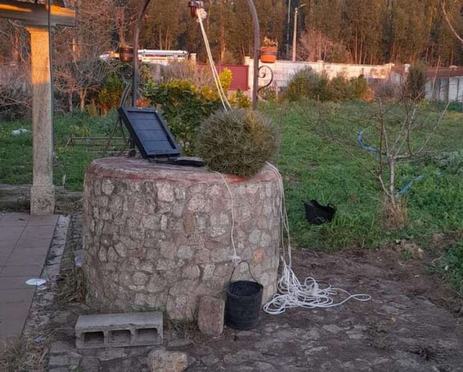 Rescatado un hombre que cayó a un pozo de agua en Ribeira, en el que estuvo metido unas tres horas