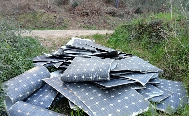 Denuncian un vertedero incontrolado de paneles solares en zona de monte cercana al Castro da Cidá, en Ribeira