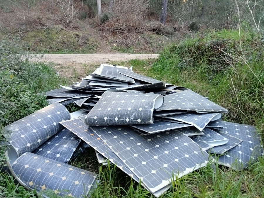 Denuncian un vertedero incontrolado de paneles solares en zona de monte cercana al Castro da Cidá, en Ribeira