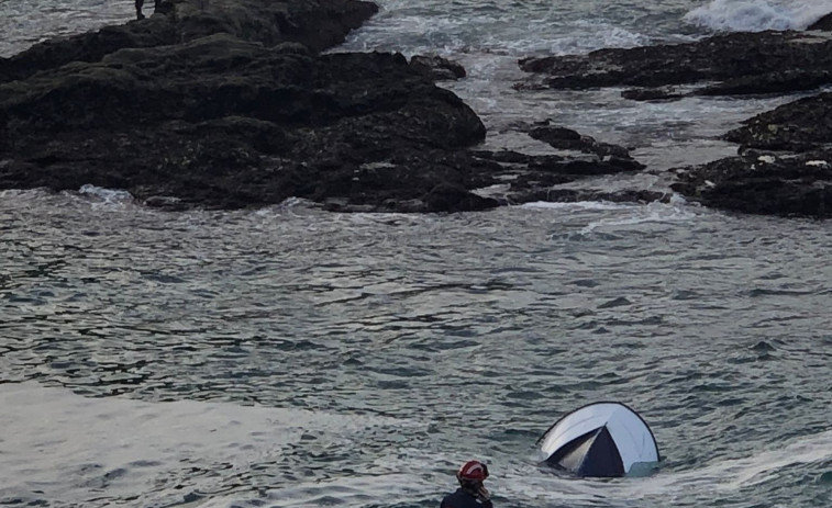 Rescatan a dos bateeiros que cayeron al mar en Sanxenxo tras volcar su embarcación