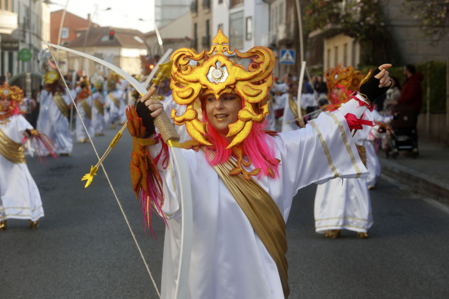 “Os mestres do Zodíaco” de Volandeira gana el concurso de carrozas de Cambados