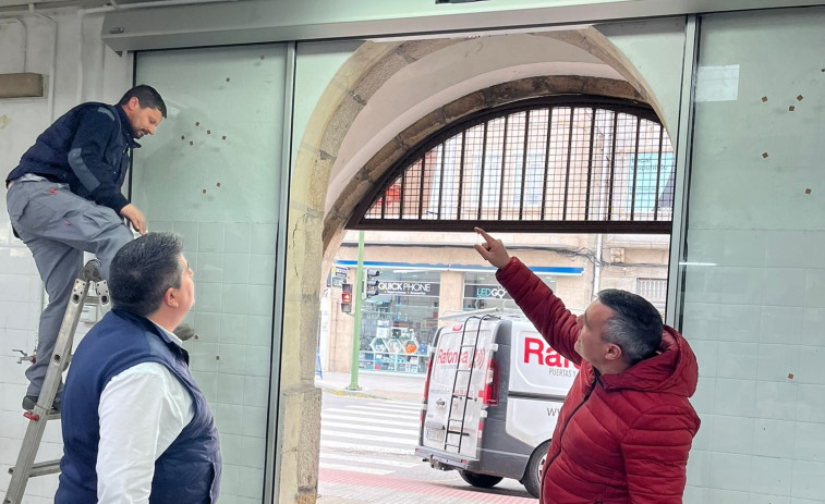 Cambados destina casi 15.000 euros a instalar unas puertas automáticas en la Praza de Abastos