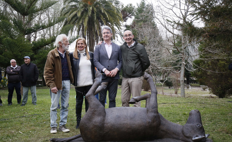 O Grove inaugura la escultura del burro de A Toxa para inmortalizar la leyenda de las aguas termales