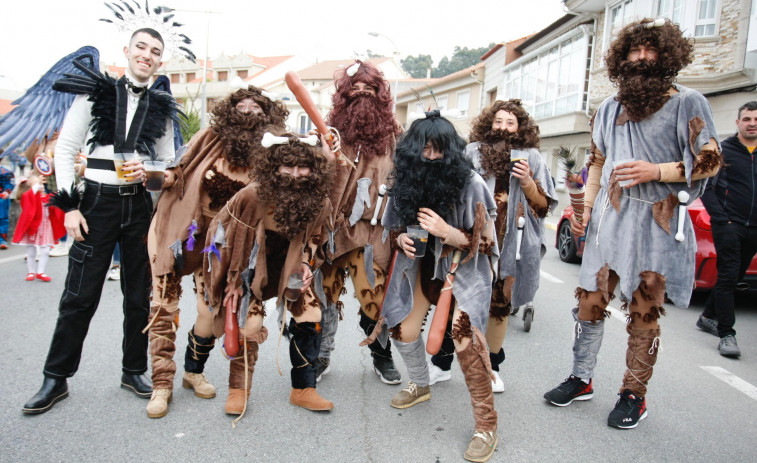 A Illa de Arousa vivió su Gran Desfile y calienta motores para las carrozas, habrá 20