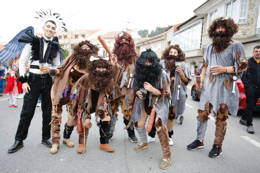 A Illa de Arousa vivió su Gran Desfile y calienta motores para las carrozas, habrá 20