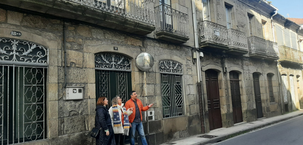 Caldas restaurará elementos históricos de la fachada del Concello y tratará de recuperar las farolas de la Herrería