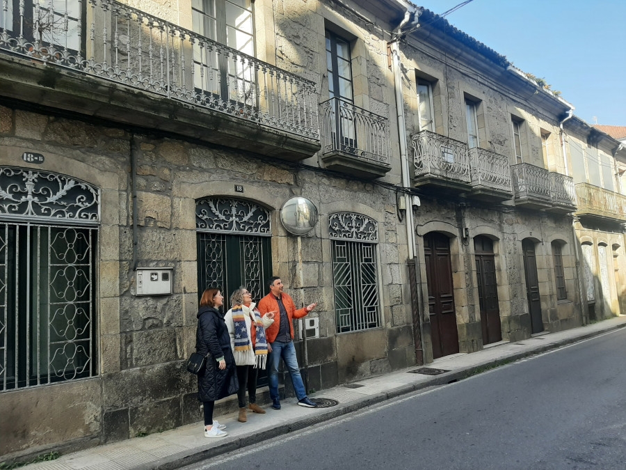 Caldas restaurará elementos históricos de la fachada del Concello y tratará de recuperar las farolas de la Herrería