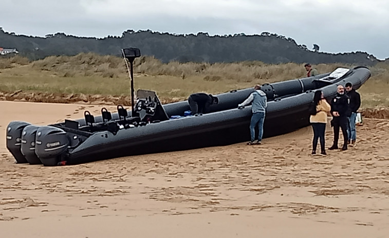 Aparecen varadas dos narcolanchas en las playas de Espiñeirido y O Vilar, en Ribeira