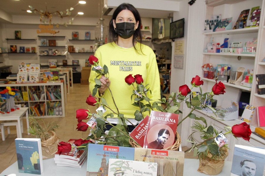 Cambados regala rosas y biografías en librerías y colegios por el Día de Rosalía