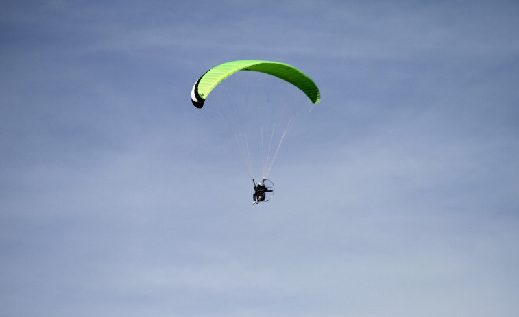 Ileso un kitesurfista que quedó colgado del puente de A Illa