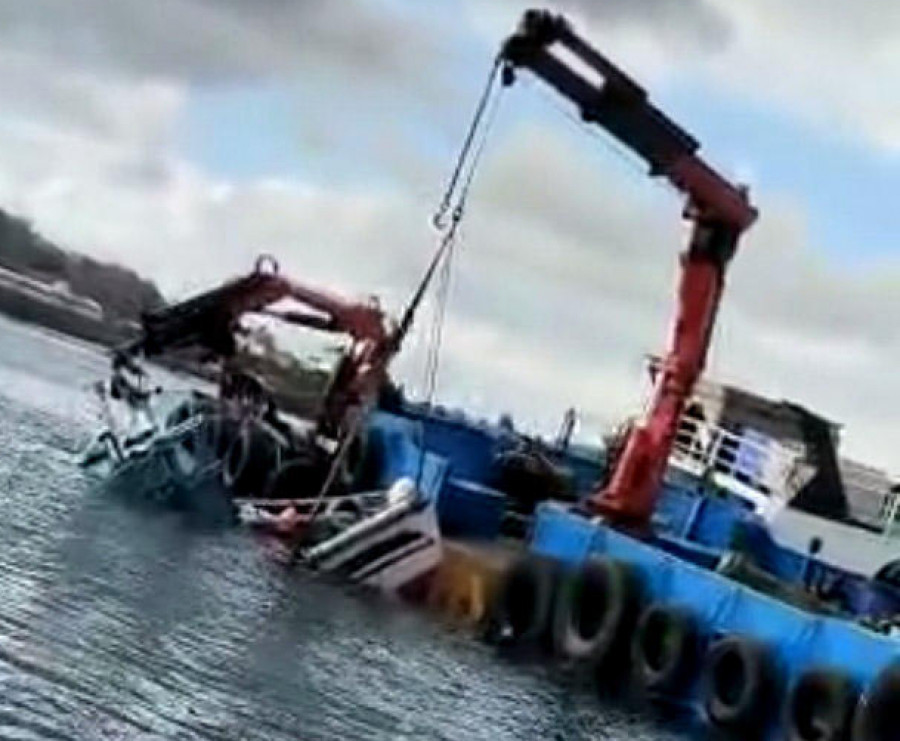 Reflotan el pesquero que volcó y se hundió frente a O Maño, tras el rescate de sus tres tripulantes