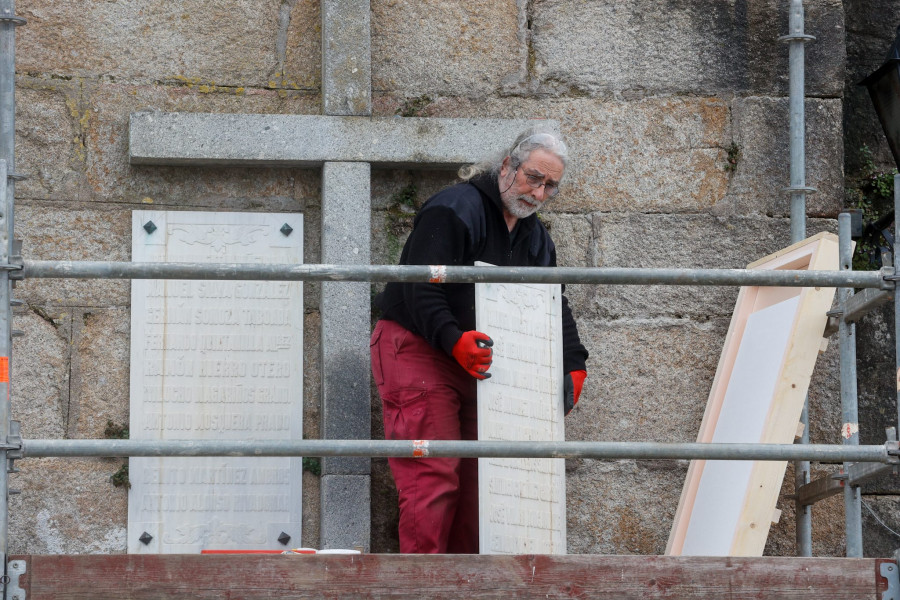 Cambados retira de Santa Mariña las placas de homenaje a los sublevados y las depositará en el Museo do Viño