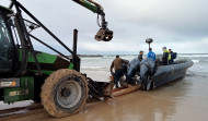 Retoman los trabajos para la retirada de las dos narcolanchas de las playas de O Vilar y Espiñeirido, en Ribeira