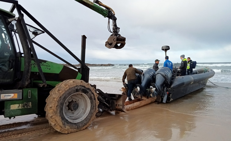 Retoman los trabajos para la retirada de las dos narcolanchas de las playas de O Vilar y Espiñeirido, en Ribeira