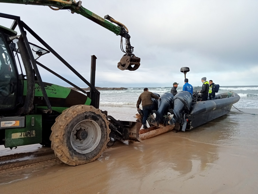 Retoman los trabajos para la retirada de las dos narcolanchas de las playas de O Vilar y Espiñeirido, en Ribeira