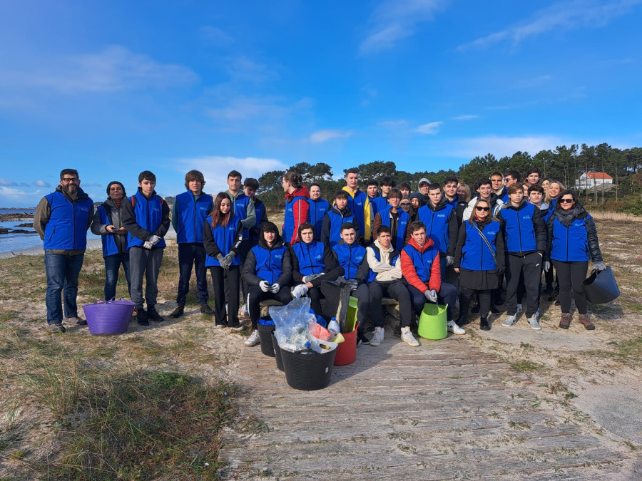 Escolares de O Grove participan en una jornada de limpieza en la playa de Area da Cruz y Raeiros