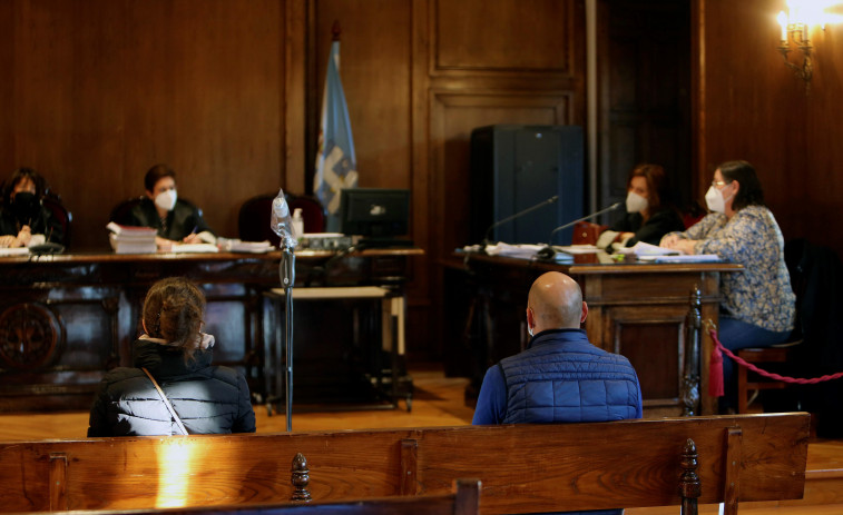 Condenan al gerente de un club de Meis por inmigración, pero lo absuelven de trata y explotación