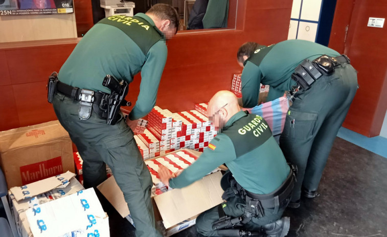 Incautan 452 cartones de tabaco con un valor de 20.155 euros en un mercante atracado en A Pobra