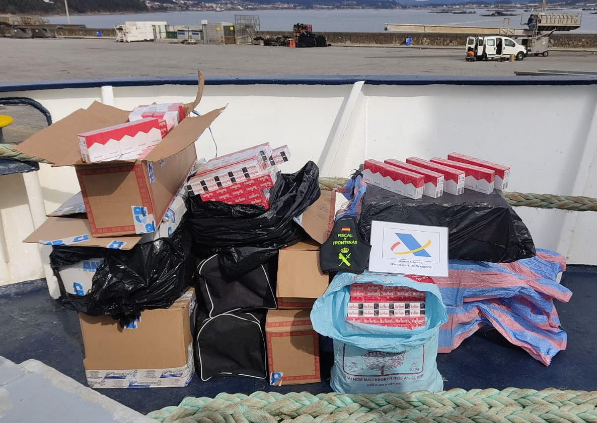 Incautan 452 cartones de tabaco con un valor de 20.155 euros en un mercante atracado en A Pobra