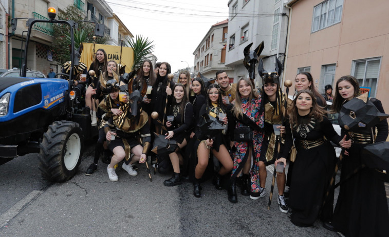A Illa deslumbra con su desfile de carrozas y disfraces