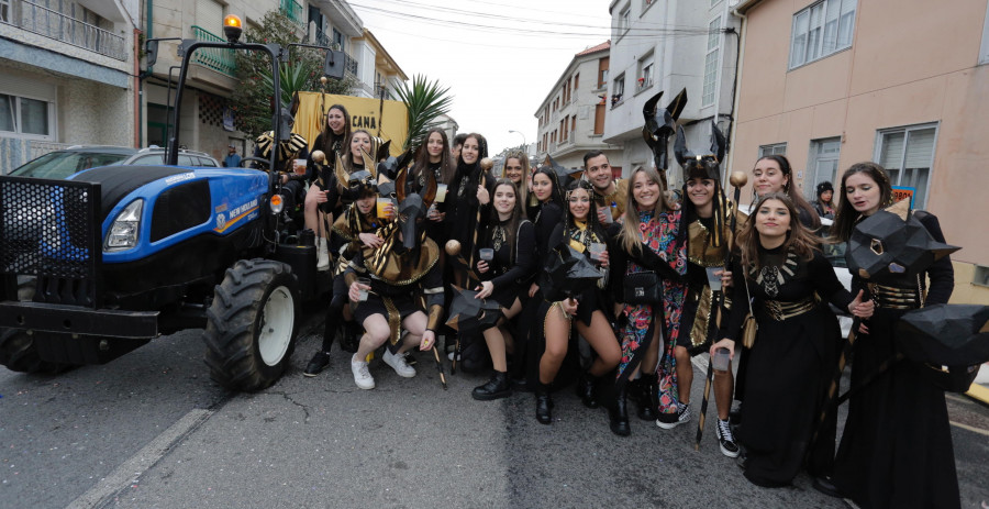 A Illa deslumbra con su desfile de carrozas y disfraces