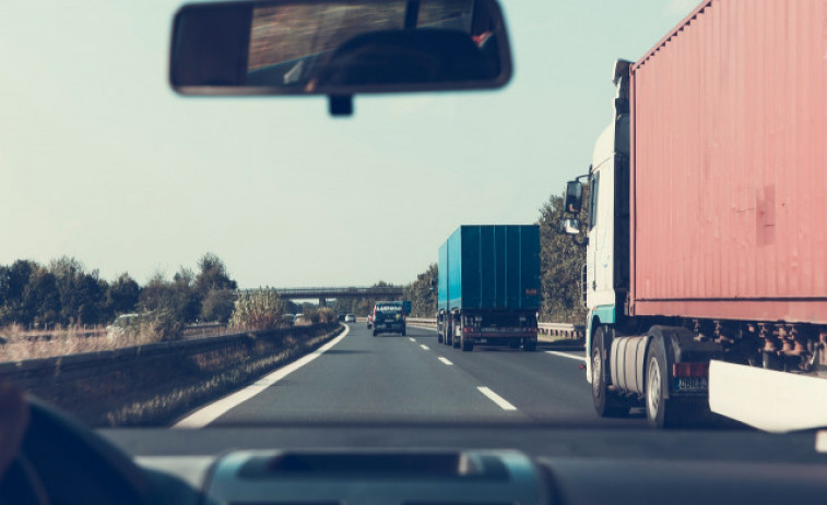 Un camionero grabado con el móvil al adelantar en línea continua se enfrenta a 24 meses de cárcel