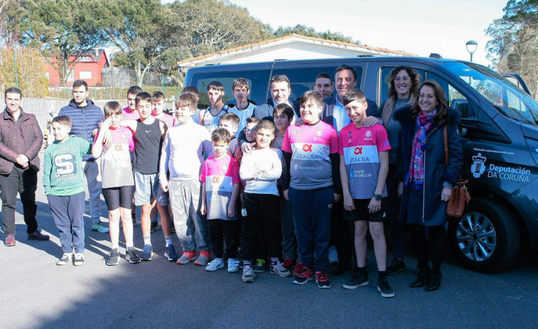 La Diputación entrega una furgoneta al Club de Piragüismo Rías Baixas de Boiro