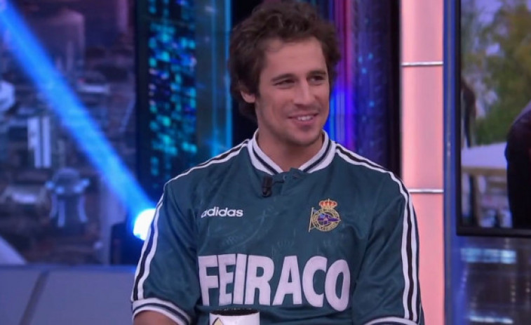 Martiño Rivas luce la camiseta verde del Deportivo en El Hormiguero