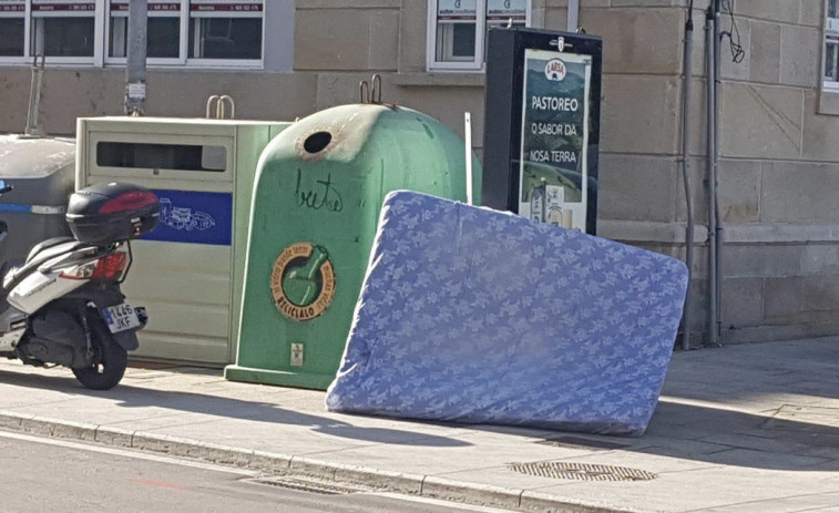 Fajardo suspende al gobierno en recogida de voluminosos por la cantidad de colchones tirados en la calle