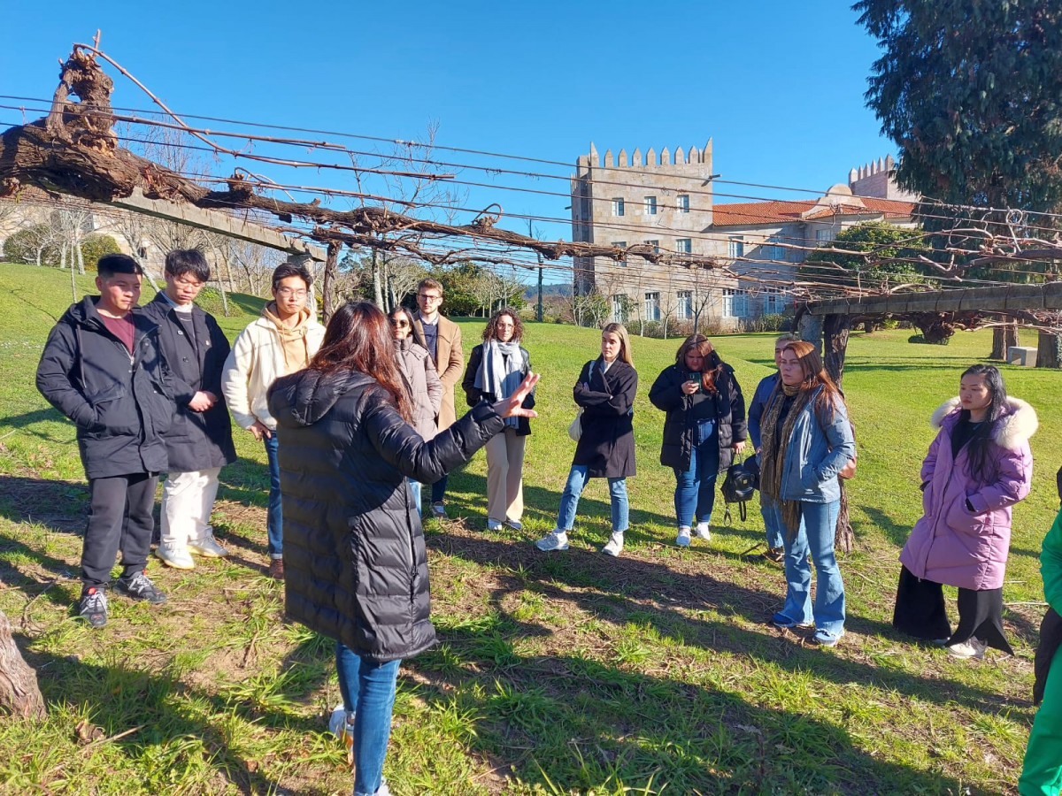 Visita alumnos Escuela de Turismo A Coruña viñedos DO Rías Baixas