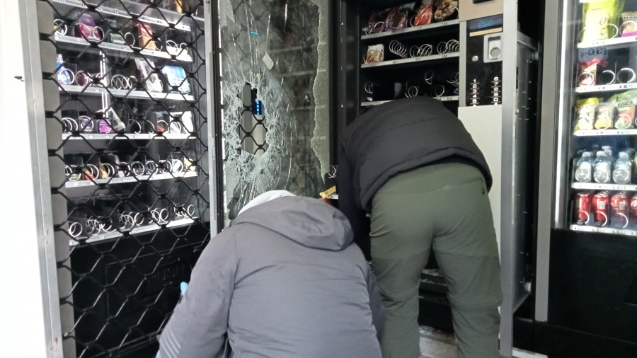Rompe el cristal de seguridad de una máquina expendedora de un local de vending de Ribeira y roba un botín de 200 euros