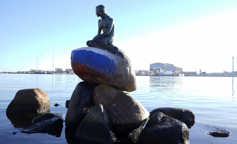 La Sirenita de Copenhague aparece pintada con los colores de la bandera rusa