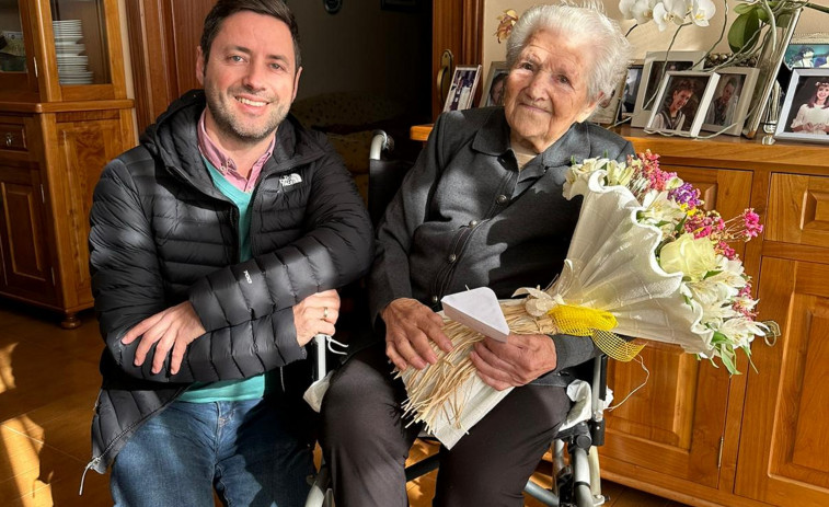 Un reconocimiento para la vecina más longeva de Cambados, Encarnación Chantada, de 104 años